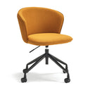 Silla de escritorio ADD con ruedas, sin reposabrazos, en mostaza, vista en tres cuartos – Teulat