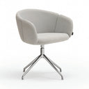 Silla ADD con reposabrazos y pie giratorio cromado, en gris claro, vista en tres cuartos – Teulat