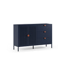 Aparador SAYLA de 140 cm con 2 puertas y 3 cajones, en azul oscuro, vista en tres cuartos