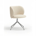 Silla tapizada MOGI con pie giratorio cromado, en polipiel beige, vista en tres cuartos – Teulat