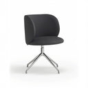 Silla tapizada MOGI con pie giratorio cromado, en polipiel negro, vista en tres cuartos – Teulat