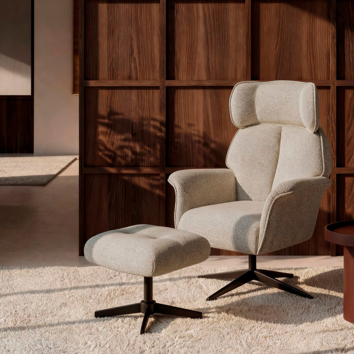 Butaca giratoria de respaldo alto en beige, con reposapiés a juego, en un salón