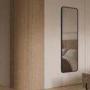 Espejo rectangular BREMEN colgado en un dormitorio de pared clara
