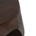 Mesa auxiliar MANAN, en nogal — detalle de la veta y del hueco lateral