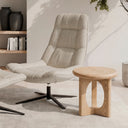 Butaca PARMA, en beige, con su reposapiés y una mesa auxiliar de madera