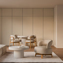 Butaca BOGOTÁ, en beige, en un salón comedor con armariada beige y mesa redonda