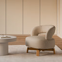 Butaca BOGOTÁ, en beige, en un salón con mesa de centro redonda blanca