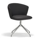 Silla tapizada ADD con pie giratorio cromado, en polipiel negro, vista en tres cuartos – Teulat