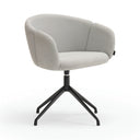 Silla ADD con reposabrazos y pie giratorio negro, en gris claro, vista en tres cuartos – Teulat