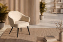 Butaca MACAO de brazos envolventes, en beige, en un salón