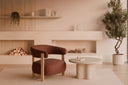 Butaca MANILA baja, con aro de madera maciza, en terracota, en un salón