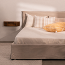 Cama canapé abatible tapizada en beige en ambiente de dormitorio