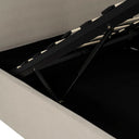 Detalle del acabado lateral de la cama canapé tapizada