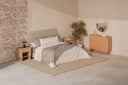Cómoda SIDNEY de 100 cm con 3 cajones, en un dormitorio