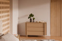 Cómoda PACIFIC de 120 cm con 3 cajones, en un dormitorio