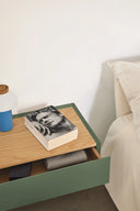 Mesita de noche ARISTA suspendida de 50 cm con 1 cajón, en verde – Teulat