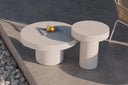 Mesa auxiliar redonda MIRKO de Ø 50 cm en cemento, en blanco, en una terraza