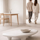 Mesa de centro INARO en blanco, de silueta orgánica, en un salón abierto al comedor