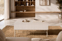 Mesa de centro elevable OSLO, en perla, en un salón con estantería de madera