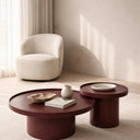 Mesa de centro WARREN en terracota, con la mesa pequeña a juego, junto a una butaca