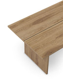 Detalle del canto del tablero y la pata de panel de la mesa de comedor LOANA