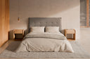 Mesita MASON, en roble, en un dormitorio