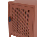 Mesita de noche SAYLA con 1 puerta, en terracota, detalle de la puerta y el tirador
