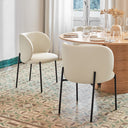 Silla tapizada MOGI con patas negras, en polipiel beige, en un comedor con suelo hidráulico – Teulat