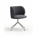 Silla tapizada MOGI con pie giratorio cromado, en gris oscuro, vista en tres cuartos – Teulat