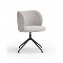 Silla tapizada MOGI con pie giratorio negro, en gris claro, vista en tres cuartos – Teulat