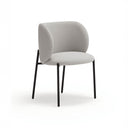 Silla tapizada MOGI con patas negras, en gris claro, vista en tres cuartos – Teulat