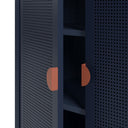 Mueble auxiliar SAYLA de 70 cm con 2 puertas, en azul oscuro, detalle de la puerta y el tirador