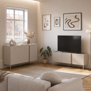 Mueble TV LUCILE de 140 cm con 3 puertas, en crema y roble, en un salón junto al aparador de 150 cm