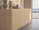 Mueble TV MARSELLA de 160 cm con 4 puertas, en roble natural, en un salón, detalle del canto redondeado