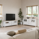 Mueble TV MUSGO de 180 cm con 2 puertas de cristal y 2 cajones, en blanco, en un salón con la televisión encima