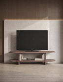 Mueble TV NIMES de 180 cm abierto, en nogal, en un salón, bajo el televisor