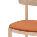 Silla NARA con asiento tapizado, en natural claro, detalle del asiento terracota – Teulat