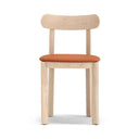 Silla NARA con asiento tapizado, en natural claro con asiento terracota, vista de frente – Teulat