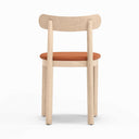 Silla NARA con asiento tapizado, en natural claro con asiento terracota, vista trasera – Teulat