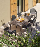 Sillas Net en antracita en una mesa de terraza, detalle – Nardi