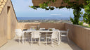 Mesa Tevere 210 extensible en corda con sillones Tiberina en corda, en una terraza con vistas al mar – Nardi