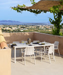 Mesa Tevere 210 extensible en corda con sillones Tiberina, en una terraza con pérgola – Nardi
