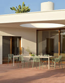 Mesa Tevere 210 extensible en corda en un patio junto a la casa – Nardi