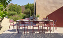 Mesa Tevere 210 extensible en tortora abierta, con ocho sillas Cassia en borgoña – Nardi