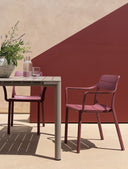 Mesa Tevere 210 extensible en tortora con silla Cassia en borgoña, detalle – Nardi
