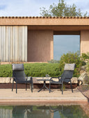 Sillones Net Lounge en antracita con reposacabezas gris, junto a la piscina – Nardi