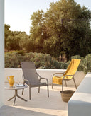 Sillones Net Lounge en tortora y mostaza con mesa Spritz, en una terraza – Nardi