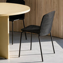 Silla SAGO en negro, junto a una mesa redonda – Teulat