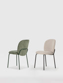 Sillas DAIA en verde y en beige con patas negras vistas de lado