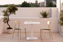 Silla GRETA de Respaldo Suelto, en beige, en una terraza